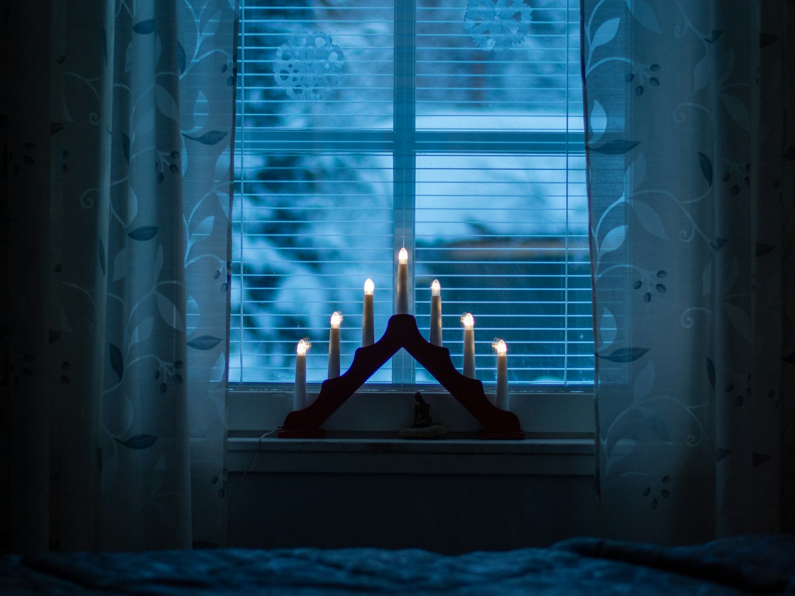 Soft candlelight in a calm ceremonial room